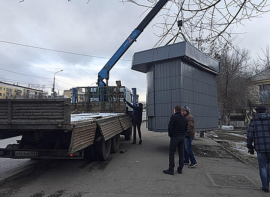 В Волгограде в ходе работ по благоустройству городских территорий демонтируют незаконные торговые объекты