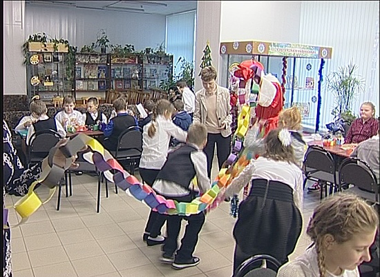 Волгоградские школьники делают гигантскую гирлянду для главной городской ёлки