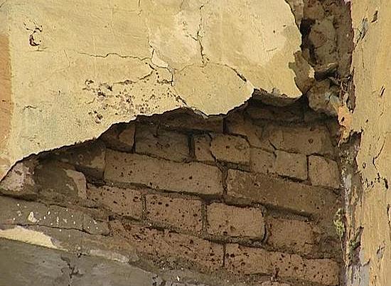 В Тракторозаводском районе Волгограда обвалилась часть стены в здании бывшего общежития