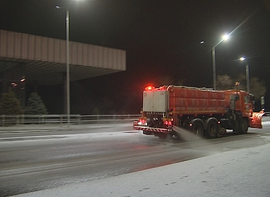 В четверг с улиц Волгограда убрали 160 тонн снега, а насыпали 620 тонн песко-соляной смеси