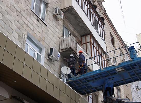 Жилой дом по улице Невской, 2 в Волгограде стягивают металлическими лентами