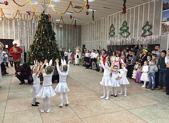 В Дзержинском районе Волгограда для детей из многодетных семей прошел настоящий новогодний карнавал