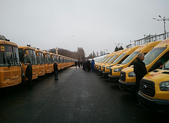 Волгоградский губернатор вручил водителям ключи от 25 карет скорой помощи и 70 школьных автобусов