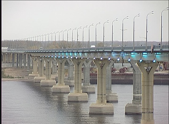 В преддверии Нового года Астраханский мост и мост через Волгу заиграют новыми красками