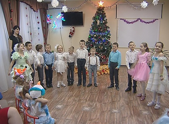 Детям, которые не смогут встретить новый год дома, подарила праздник компания ЛУКОЙЛ