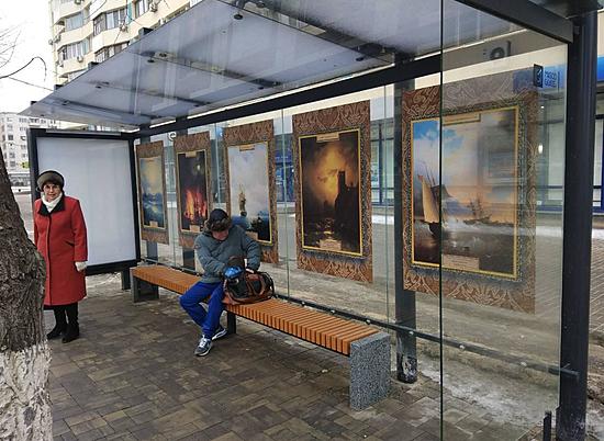 В Волгограде копии полотен известных русских художников украсили уже 5 остановок общественного транспорта