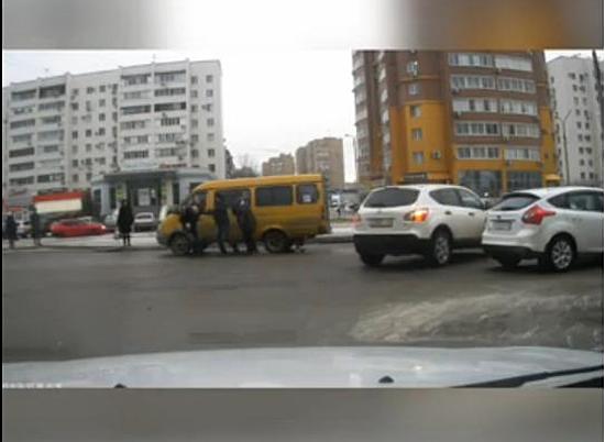 Водитель иномарки в городе-спутнике Волгограда избил женщину-пешехода