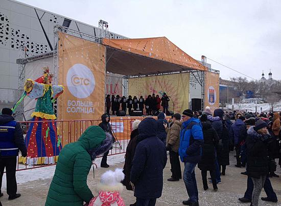 Волгоградцы провожают зиму перед музеем «Россия — Моя история»