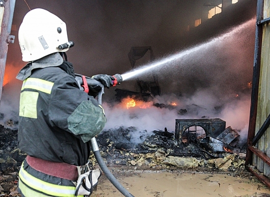В Волгограде 40-летний мужчина пострадал на пожаре в гараже