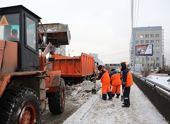 Волгоградские улицы от снега расчищают 80 единиц спецтехники