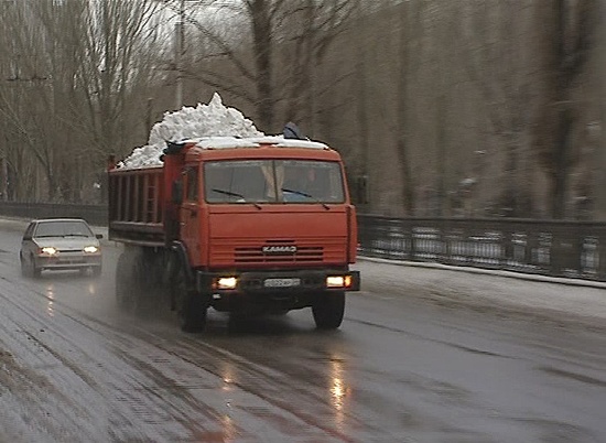 Более 600 кубометров снега убрали с улиц Волгограда дорожные организации