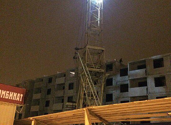 На стройке в Волгограде упала стрела башенного крана