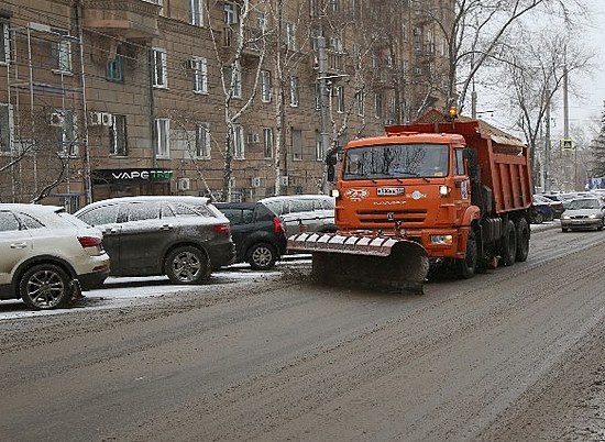 Праздничный Волгоград расчищают от снега 68 единиц спецтехники