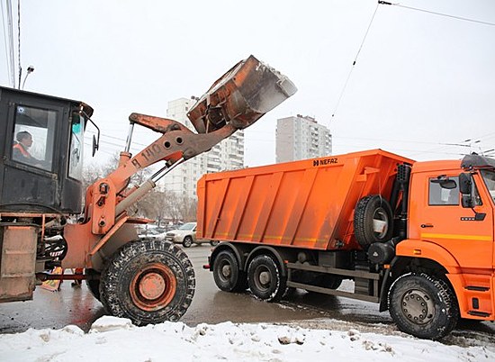 Ночью дорожники продолжат расчищать улицы Волгограда и вывозить снег