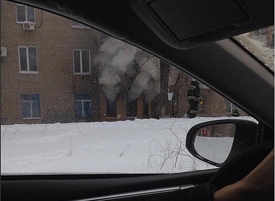 В  Краснооктябрьском районе Волгограда горит квартира в многоэтажке
