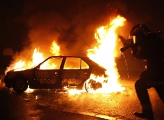 В Урюпинске Волгоградской области авто сгорело вместе с гаражом