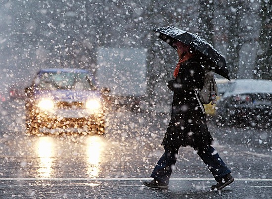 Ледяной дождь ночью вывел на улицы Волгограда дорожную технику