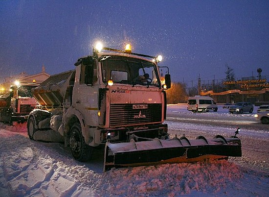 Ночной снегопад вновь вывел на улицы Волгограда весь парк дорожной техники