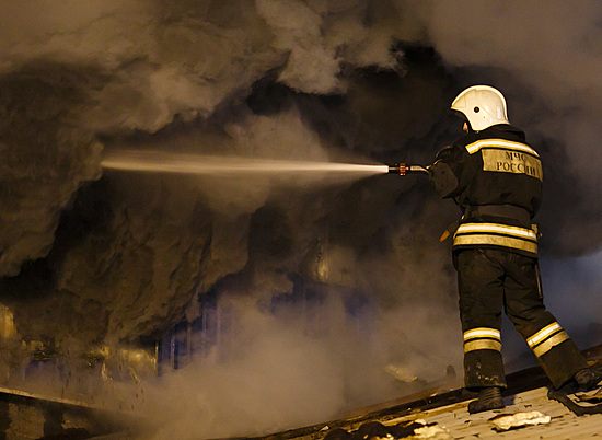 На юге Волгограда у частного дома сгорела крыша