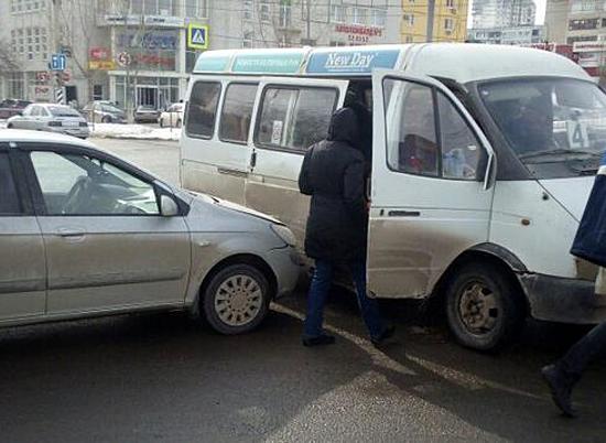 На Второй продольной в Волгограде затруднено движение из-за аварии с маршруткой