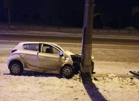 В Волгограде нетрезвая автоледи разбила машину о световую опору