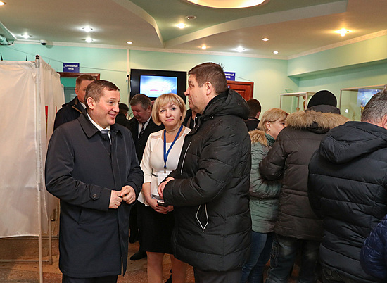 Губернатор Волгоградской области ознакомился с организацией работы избирательных участков в Средней Ахтубе