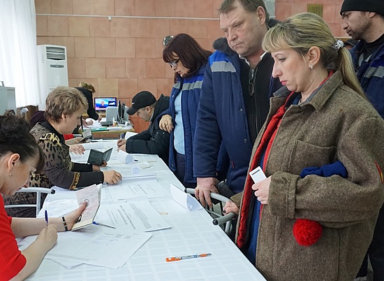 Сотрудники АО "Каустик" голосуют на рабочем месте