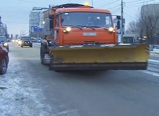 Дороги Волгограда делают безопасными около 100 единиц спецтехники