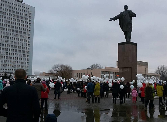 В небо Волжского выпустили сотни белых шаров