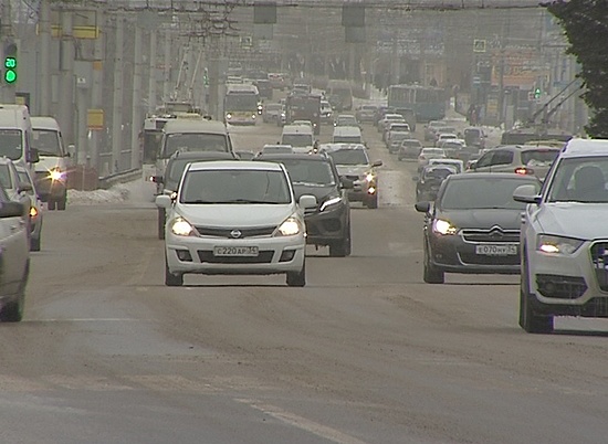 В Волгоградской области дорожные службы устраняют избыток талых вод на автотрассах
