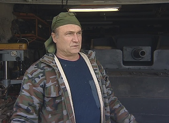 Житель Волгограда у себя в гараже собирает танки