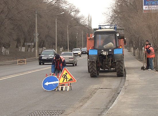 В Волгограде наведение порядка после зимы началось с очистки дорожного полотна
