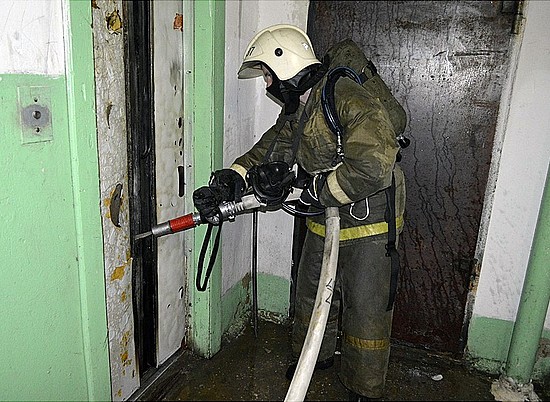 На юге Волгограда ночью в 9-этажке тушили лифт