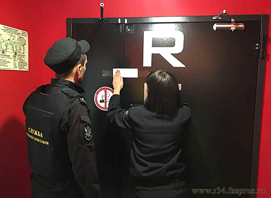 Судебные приставы опечатали залы кинотеатра в ТРК "Европа Сити Молл"