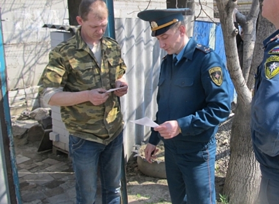 Сотрудники МЧС рассказали жителям Волгоградской области, как правильно сжечь сухую траву