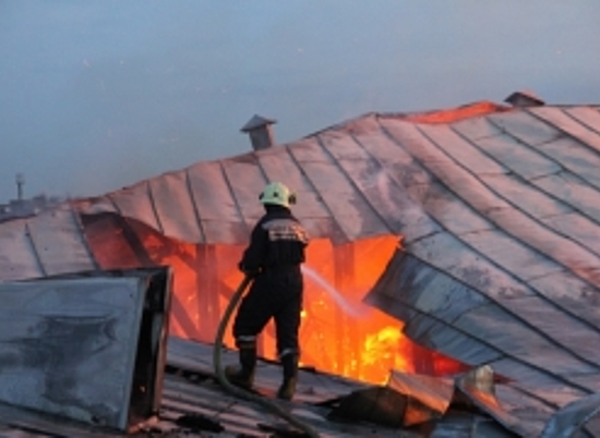 На улице Апельсиновой в Волгограде авто горело вместе с гаражом