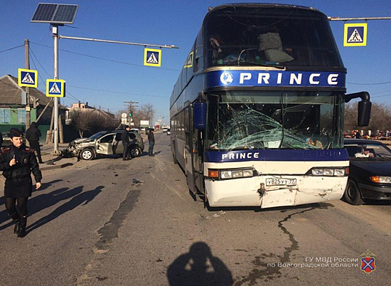 На перекресте в Волгограде столкнулись иномарка и пассажирский автобус