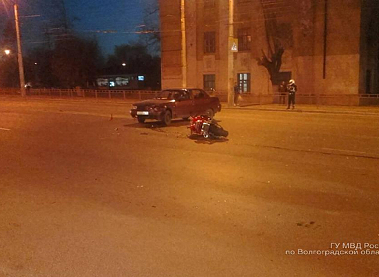 На севере Волгограда в больницу после ДТП попал мотоциклист