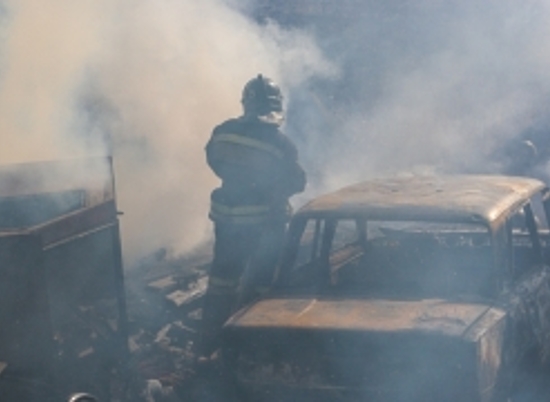 Сразу четыре авто сгорели за ночь в Волжском на одной улице