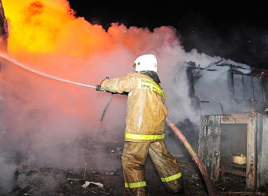 Утром по неустановленной причине на севере Волгограда загорелся торговый павильон