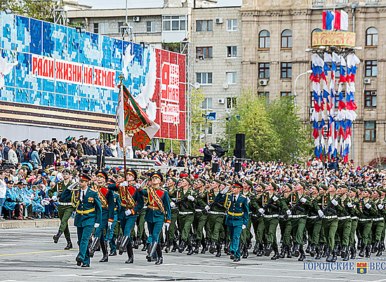 Волгоградские военные отрепетируют парад на площади Павших Борцов 3 мая