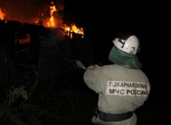 Под Волгоградом пожарные несколько часов тушили жилой дом