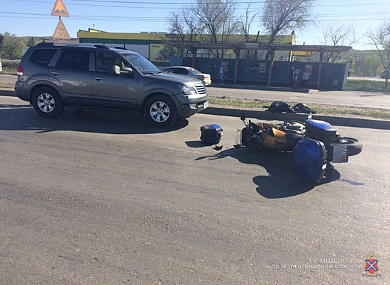 На юге Волгограда после ДТП в больницу попала пассажирка мотоцикла
