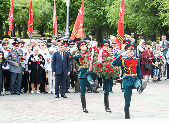 Андрей Бочаров возложил цветы к Вечному огню на площади Павших Борцов