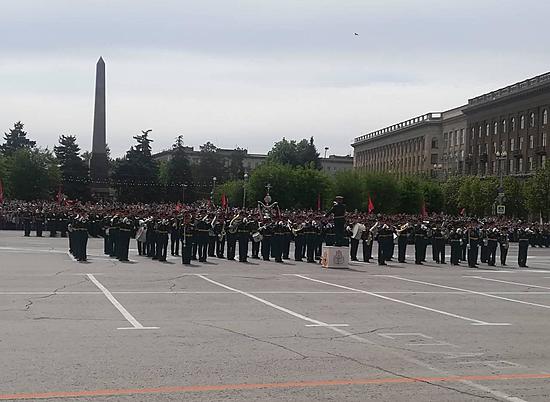 Тысячи жителей и гостей Волгограда пришли на парад на площадь Павших борцов