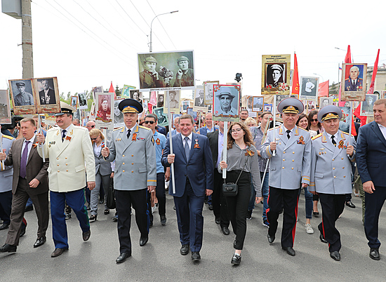 Вместе с тысячами волгоградцев губернатор Андрей Бочаров принял участие в акции "Бессмертный полк"