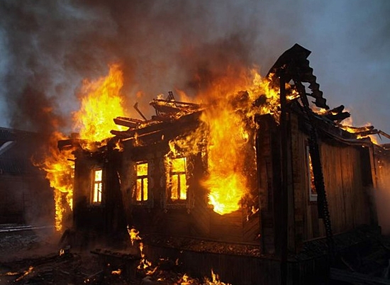 Ночью в Волгограде за считанные минуты выгорел двухэтажный частный дом