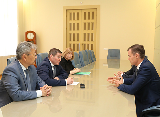 Губернатор Волгоградской области провел рабочую встречу с руководством крупнейшего банка России