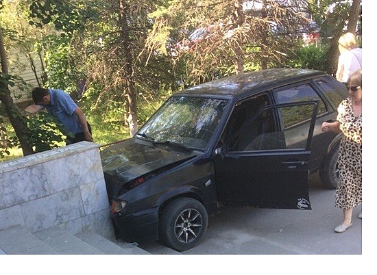 В Волгограде автоледи поставила свою машину в затруднительное положение