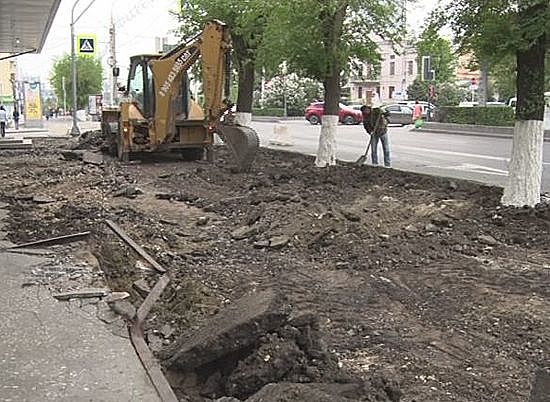 В Волгограде на улице Комсомольской демонтируют бетонную конструкцию